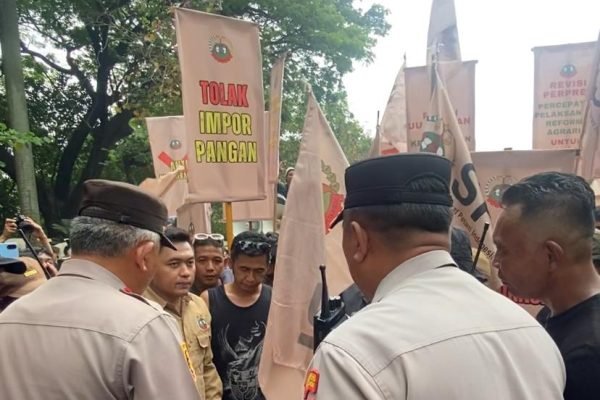 Aksi petani di Monas sempat diwarnai kericuhan kecil antara peserta aksi dan aparat kepolisian/Foto Fifi Abdurahman