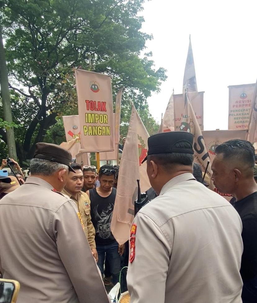 Aksi petani di Monas sempat diwarnai kericuhan kecil antara peserta aksi dan aparat kepolisian/Foto Fifi Abdurahman