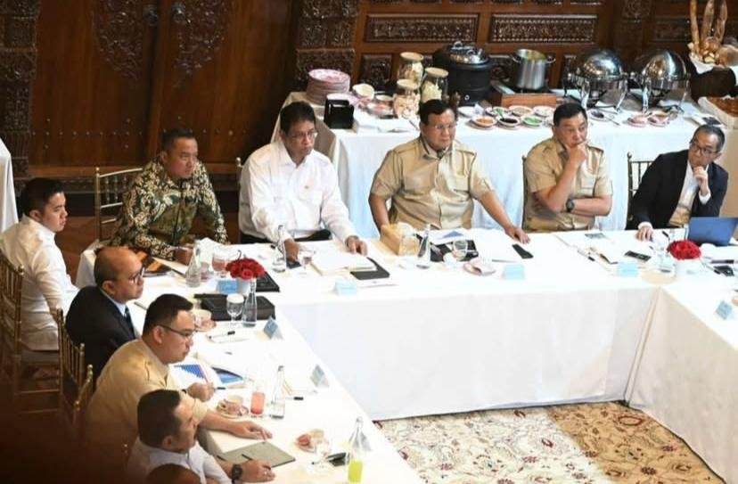 Momen rapat terbatas Presiden Prabowo Subiantp bersama jajaran Kabinet Merah Putih/Foto BPMI Setpres