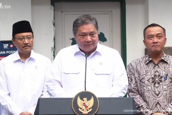 Menteri Koordinator Bidang Perekonomian, Airlangga Hartarto, dalam acara Peluncuran BLTS Kesra dan Program Magang Lulusan Perguruan Tinggi yang disiarkan langsung melalui kanal YouTube Sekretariat Presiden, Jumat (17/10).