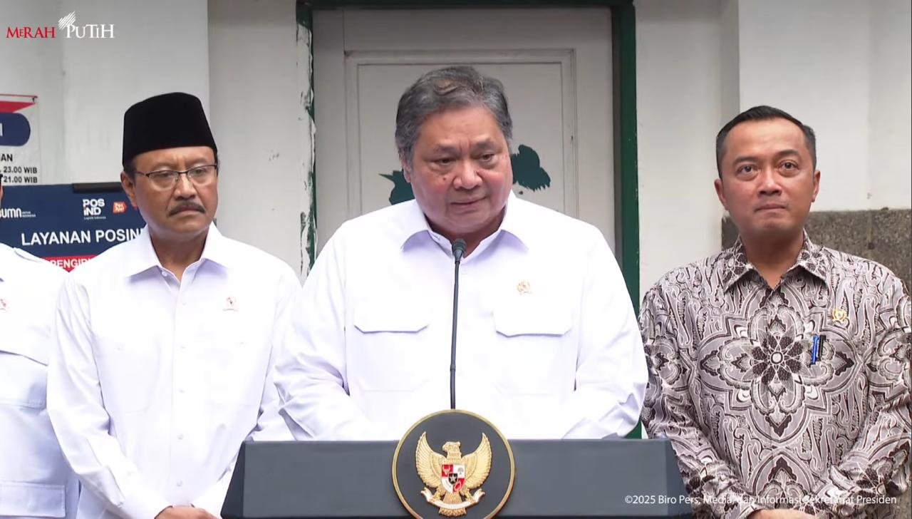 Menteri Koordinator Bidang Perekonomian, Airlangga Hartarto, dalam acara Peluncuran BLTS Kesra dan Program Magang Lulusan Perguruan Tinggi yang disiarkan langsung melalui kanal YouTube Sekretariat Presiden, Jumat (17/10).