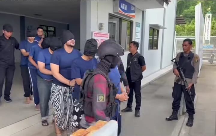 Ammar Zoni dan sejumlah tersangka pengedar narkoba. Foto: instagram/ditjenpas