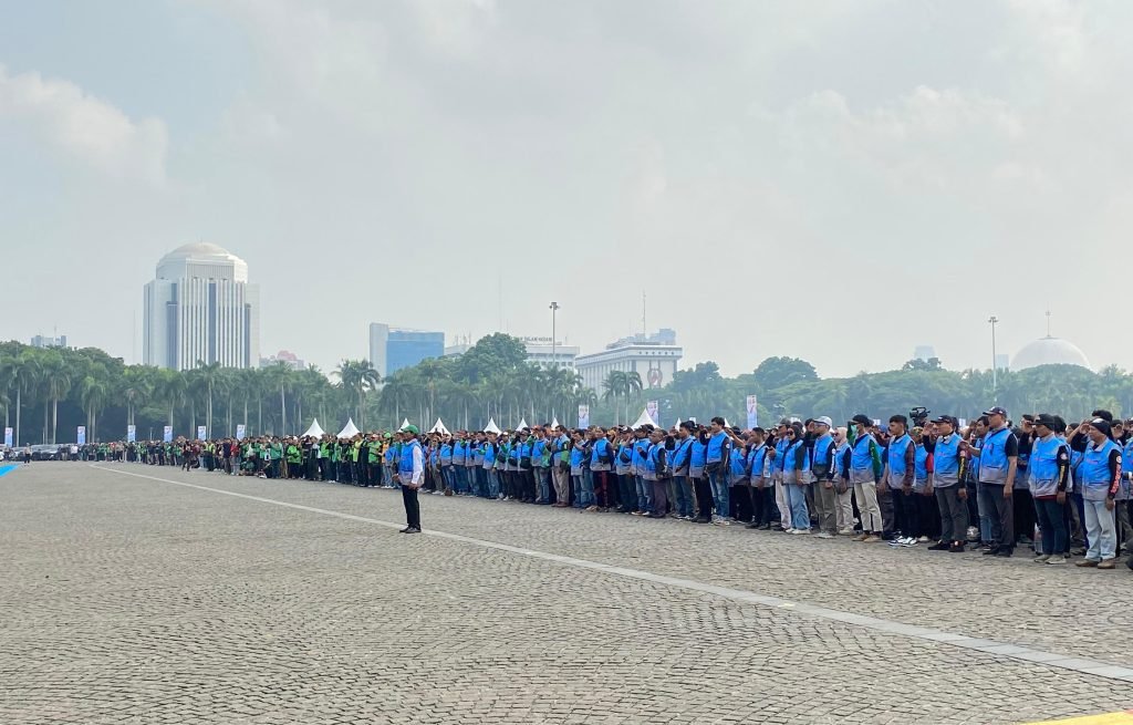 Sekitar 10 ribu Ojol Kamtibmas ikuti apel di kawasan Monas, Jakarta, pada Senin (20/10)/Foto Fifi Abdurahman