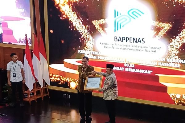 Penghargaan Arsip Nasional Republik Indonesia diserahkan kepada Menteri PPN/Bappenas Rachmat Pambudy di Kantor ANRI, Jakarta Selatan, Senin (20/10). Foto: GPriority/Dimas A Putra