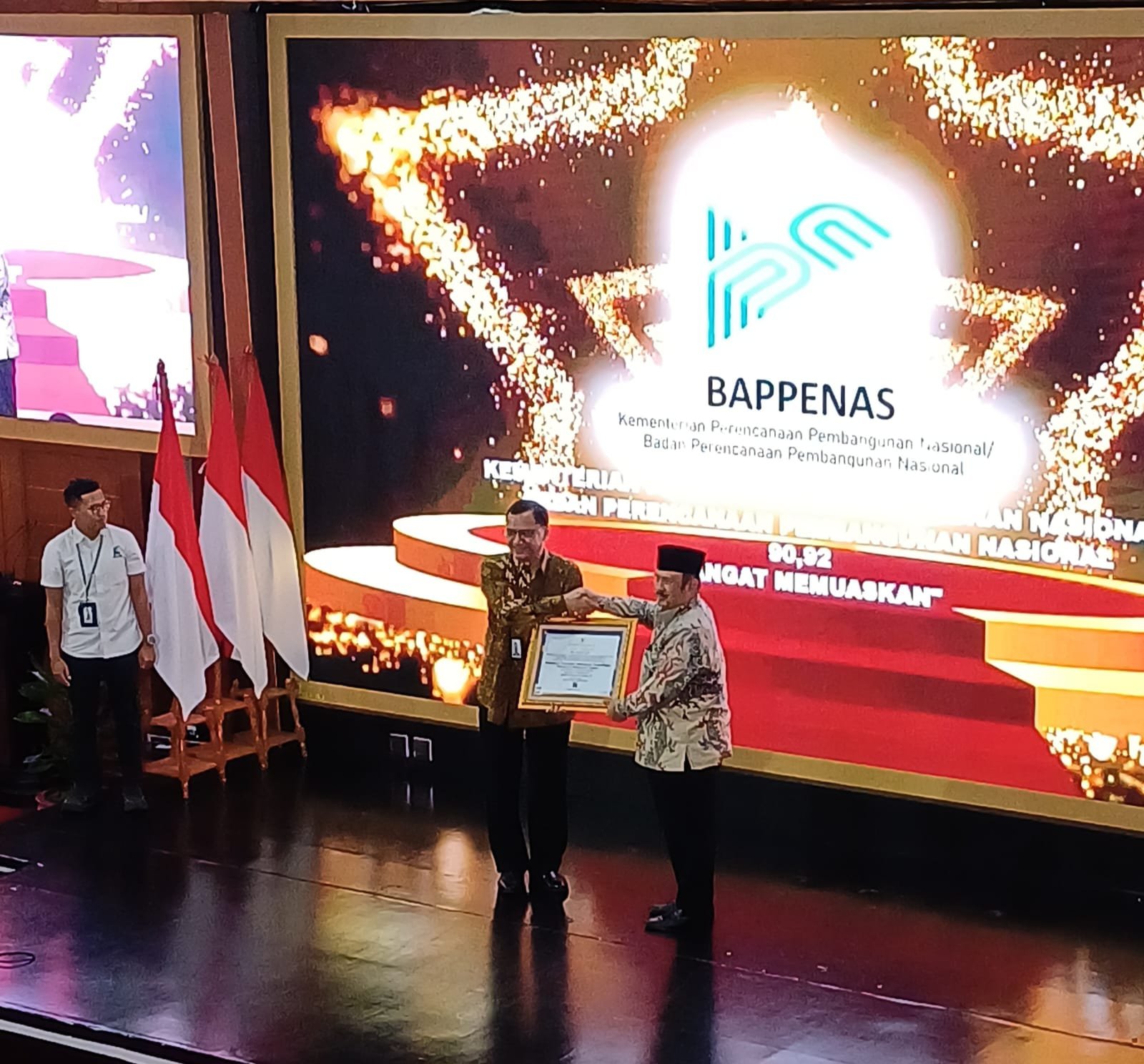 Penghargaan Arsip Nasional Republik Indonesia diserahkan kepada Menteri PPN/Bappenas Rachmat Pambudy di Kantor ANRI, Jakarta Selatan, Senin (20/10). Foto: GPriority/Dimas A Putra