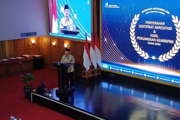 Menteri Perencanaan Pembangunan Nasional/Kepala Bappenas Rachmat Pambudy dalam penyerahan penghargaan kearsipan nasional oleh Arsip Nasional Republik Indonesia (ANRI) di Jakarta, Senin (20/10). Foto: GPriority/Dimas A Putra