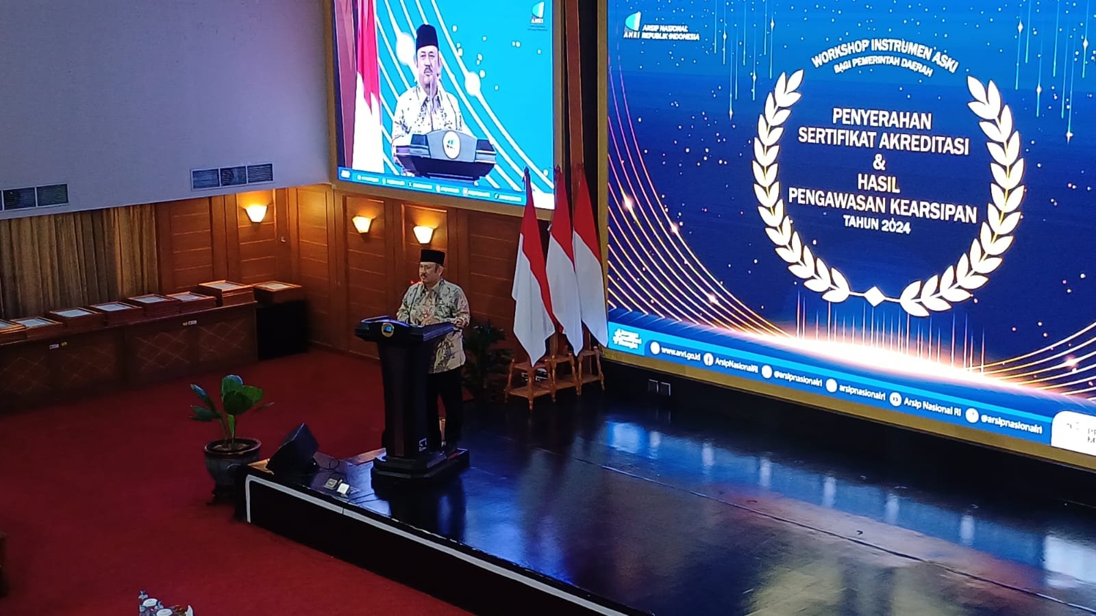 Menteri Perencanaan Pembangunan Nasional/Kepala Bappenas Rachmat Pambudy dalam penyerahan penghargaan kearsipan nasional oleh Arsip Nasional Republik Indonesia (ANRI) di Jakarta, Senin (20/10). Foto: GPriority/Dimas A Putra