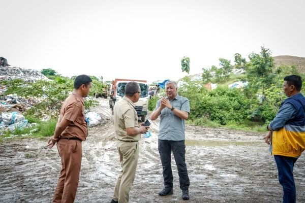 Bupati Pinrang, H. A. Irwan Hamid, S.Sos melakukan peninjauan langsung beberapa proyek pengerjaan ruas jalan di wilayah Kabupaten Pinrang, Selasa (21/10). Foto: dok.pribadi