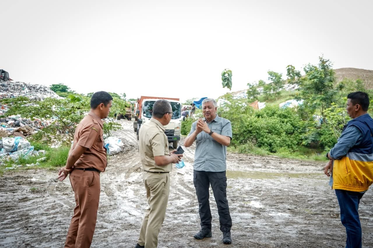 Bupati Pinrang, H. A. Irwan Hamid, S.Sos melakukan peninjauan langsung beberapa proyek pengerjaan ruas jalan di wilayah Kabupaten Pinrang, Selasa (21/10). Foto: dok.pribadi