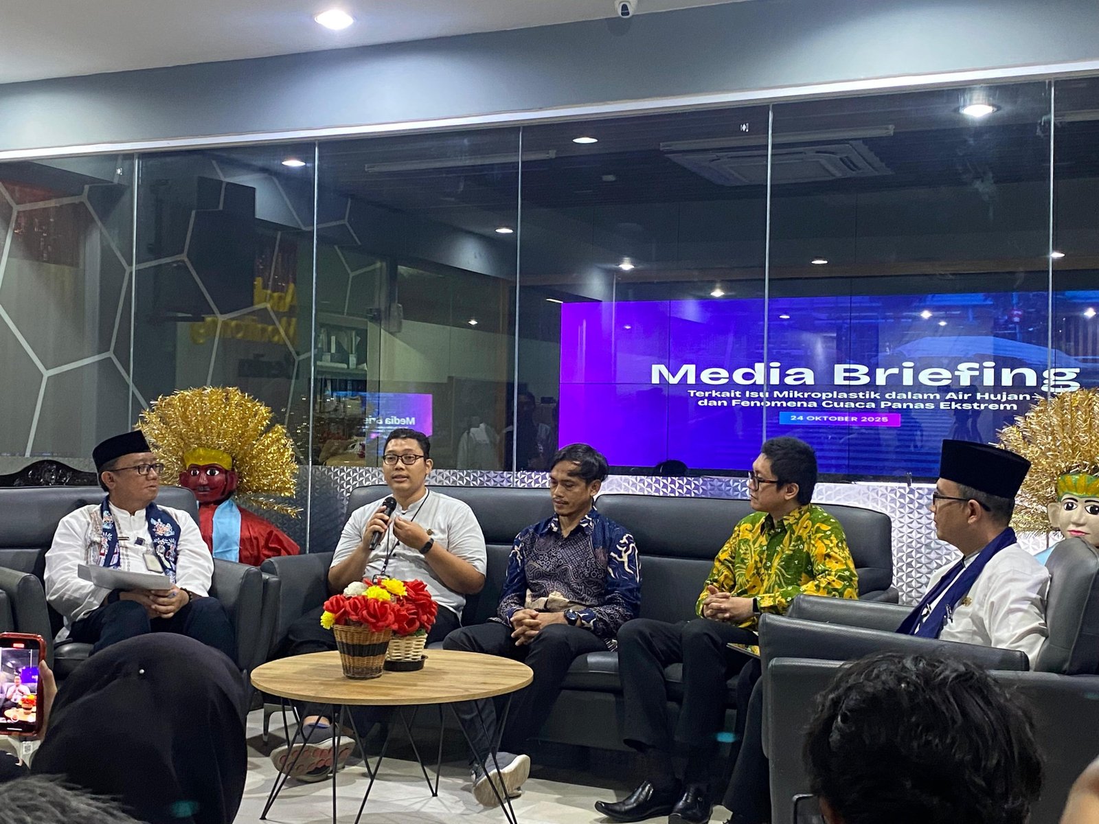 Kepala Seksi Kesehatan Lingkungan P2P Dinkes DKI Jakarta, Rahmat Aji Pramono sedang pemaparan pada Media Breafing Isu Mikroplastik dalam Air Hujan dan Fenomena Panas Ekstrem di Balai Kota, Jumat (24/10)/Foto Fifi Abdurahman