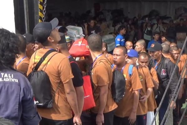 Pekerja migran Indonesia dideportasi dari Malaysia tiba di Pelabuhan Nusantara, Kota Parepare, Jumat (24/10). Foto: istimewa