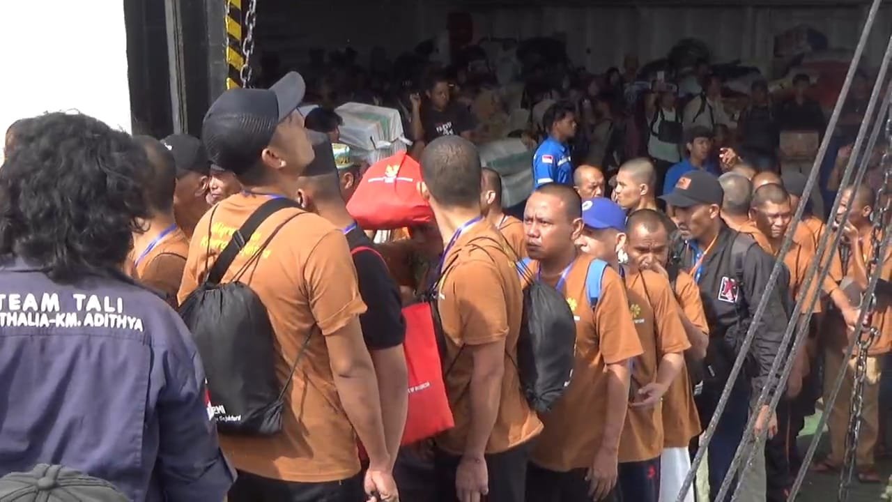 Pekerja migran Indonesia dideportasi dari Malaysia tiba di Pelabuhan Nusantara, Kota Parepare, Jumat (24/10). Foto: istimewa