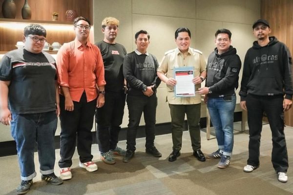 Ketua Umum Persatuan Sepak Bola Seluruh Indonesia (PSSI) Erick Thohir saat bertemu kelompok suporter Ultras Garuda Indonesia di Jakarta pada Sabtu (25/10). Foto: istimewa