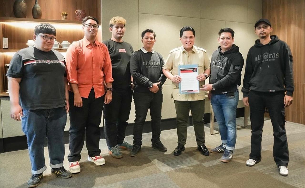 Ketua Umum Persatuan Sepak Bola Seluruh Indonesia (PSSI) Erick Thohir saat bertemu kelompok suporter Ultras Garuda Indonesia di Jakarta pada Sabtu (25/10). Foto: istimewa