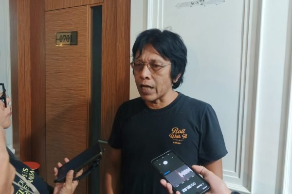 Anggota DPR RI dari Fraksi PDI Perjuangan, Adian Napitupulu usai menghadiri diskusi bersama sejumlah aplikator transportasi online dan komunitas ojol di Gedung Nusantara I DPR RI, Senin (27/10). Foto: GPriority/Dimas A Putra