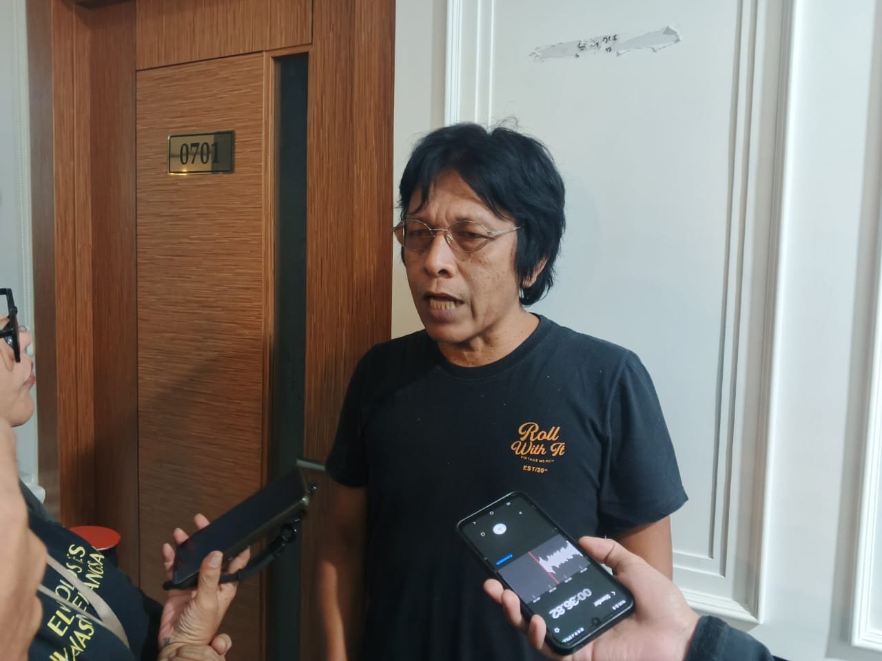 Anggota DPR RI dari Fraksi PDI Perjuangan, Adian Napitupulu usai menghadiri diskusi bersama sejumlah aplikator transportasi online dan komunitas ojol di Gedung Nusantara I DPR RI, Senin (27/10). Foto: GPriority/Dimas A Putra