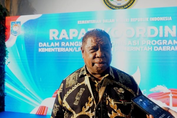 Sekertaris Daerah (Sekda) Provinsi Papua Barat, Ali Baham Temongmere usai mengikuti Rapat Koordinasi progran bersama Kementerian Dalam Negeri (Kemendagri) di Bandung, Jawa Barat, Kamis (29/10). Foto: GPriority/Rizki Dimuharam