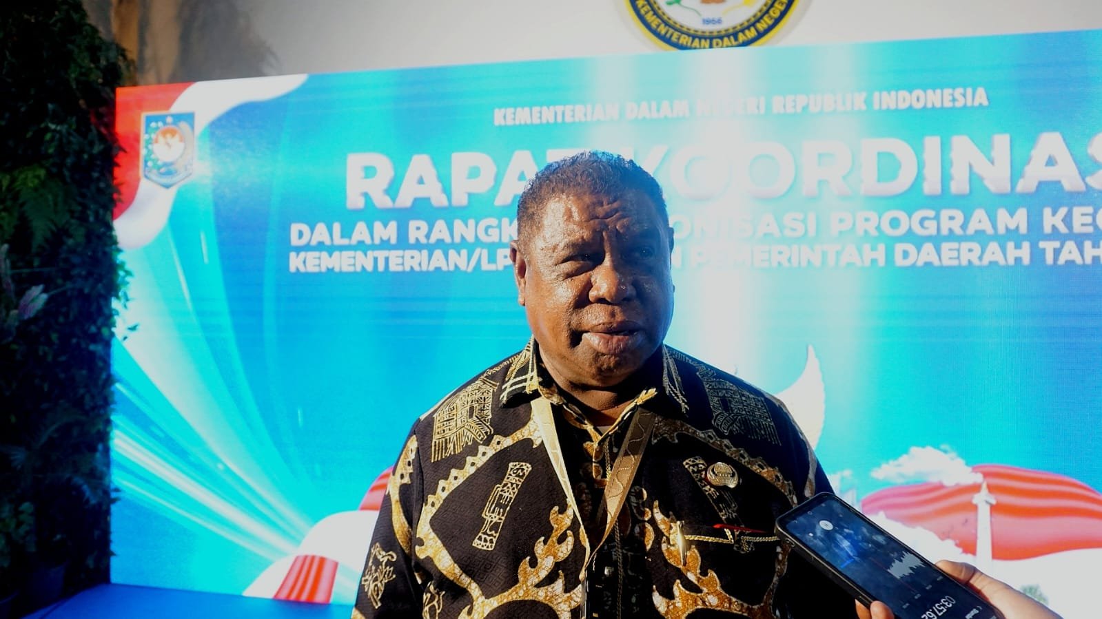 Sekertaris Daerah (Sekda) Provinsi Papua Barat, Ali Baham Temongmere usai mengikuti Rapat Koordinasi progran bersama Kementerian Dalam Negeri (Kemendagri) di Bandung, Jawa Barat, Kamis (29/10). Foto: GPriority/Rizki Dimuharam