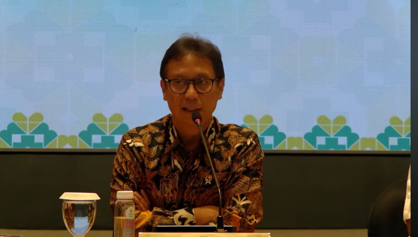 Menteri Kesehatan Budi Gunadi Sadikin dalam konferensi pers penanggulangan KLB Program MBG di Kemenkes RI/Foto Tangkapan Layar YouTube Kemenkes RI