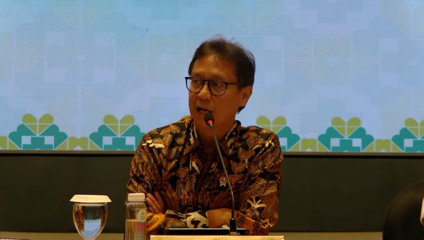Menkes Budi Gunadi Sadikin dalam konferensi pers penanggulangan KLB Program MBG di Kemenkes RI, Kamis (2/10)/Foto Tangkapan Layar YouTube Kemenkes RI