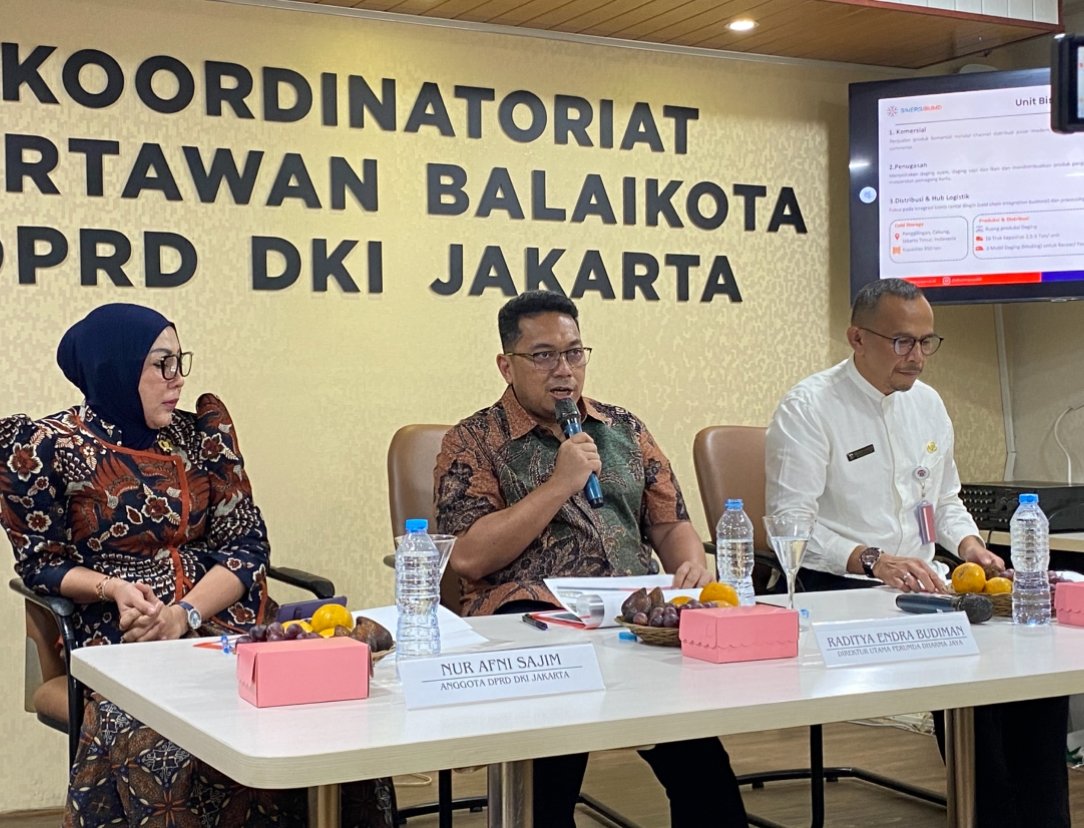 Dirut Dharma Jaya, Raditya Endra Budiman, Anggota Komisi B DPRD DKI Jakarta, Nur Afni Sajim dan Kepala Dinas KPK DKI, Hasudungan A Sidabalok dalam forum Balkoters Talk bertajuk 'Menilik Transformasi Bisnis Dharma Jaya untuk Ketahanan Pangan Jakarta' di Balai Kota/Foto Fifi Abdurahman