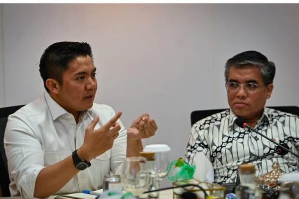 Seskab Teddy Indra Wijaya bertemu Menaker Yassierli, bahas program Magang Nasional, pada Jumat (10/10)/Foto Instagram @sekretariat.kabinet