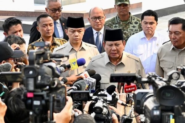 Presiden Prabowo Subianto tiba di Tanah Air, Selasa (14/10), usai hadiri KTT Perdamaian Gaza di Mesir/Foto Instagram @kemensetneg.ri