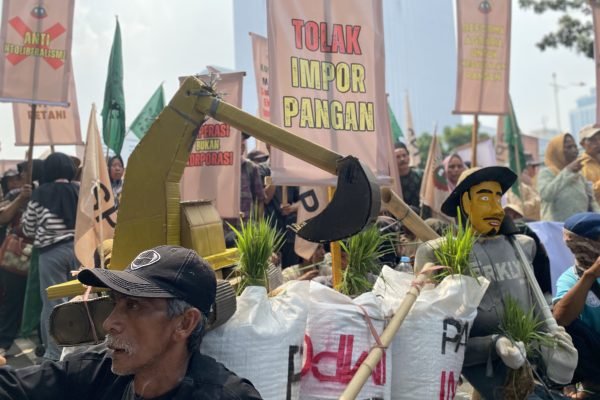 Puluhan petani yang tergabung dalam Serikat Petani Indonesia (SPI) menggelar aksi demonstrasi di kawasan Monas, Kamis (16/10)/Foto Fifi Abdurahman