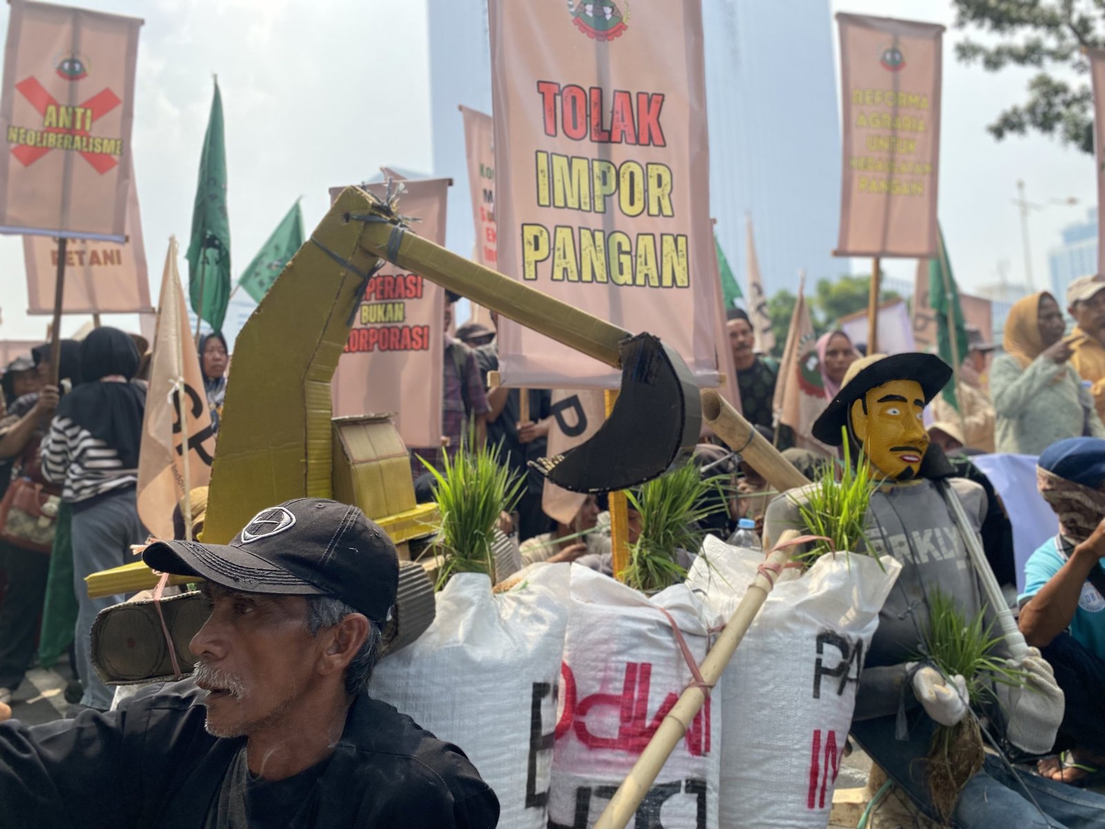 Puluhan petani yang tergabung dalam Serikat Petani Indonesia (SPI) menggelar aksi demonstrasi di kawasan Monas, Kamis (16/10)/Foto Fifi Abdurahman