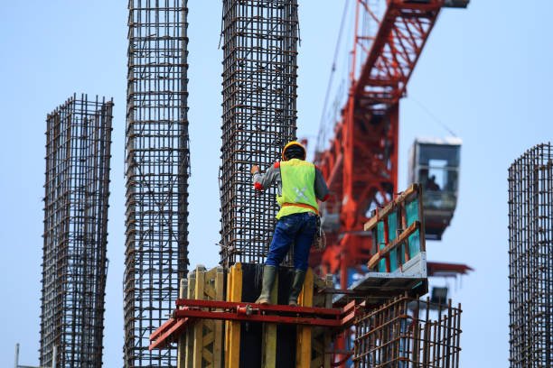 Ilustrasi pekerja sedang membangun infrastruktur/Foto iStock