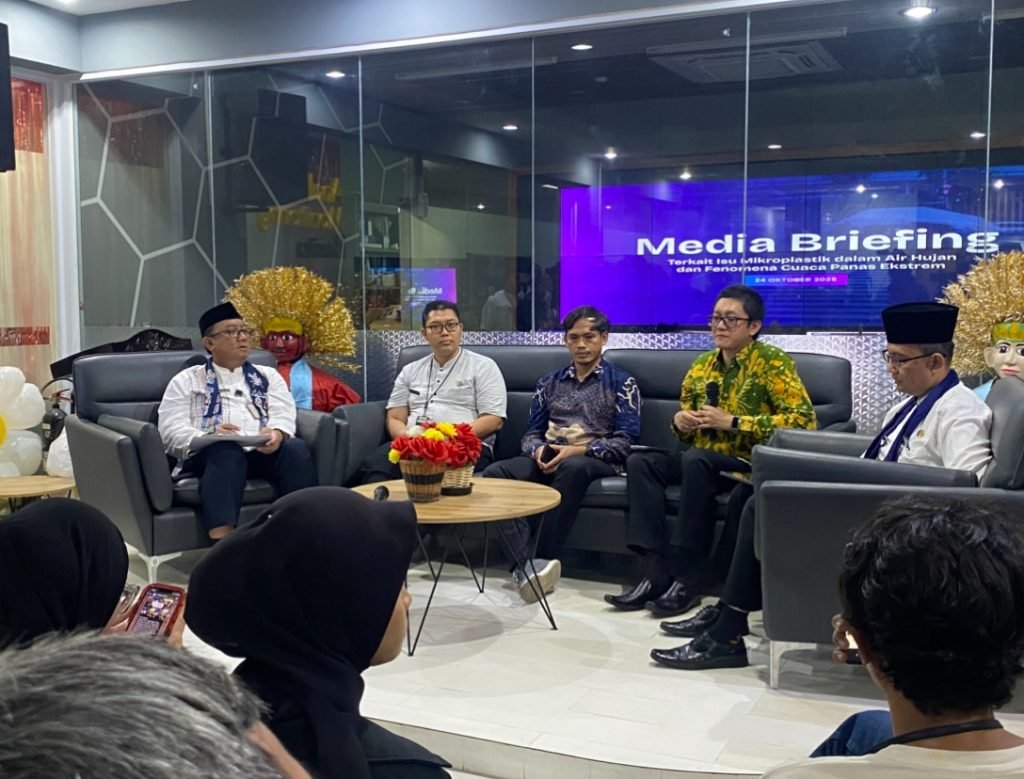 Media Breafing Isu Mikroplastik dalam Air Hujan dan Fenomena Panas Ekstrem di Balai Kota, Jumat (24/10)/Foto Fifi Abdurahman