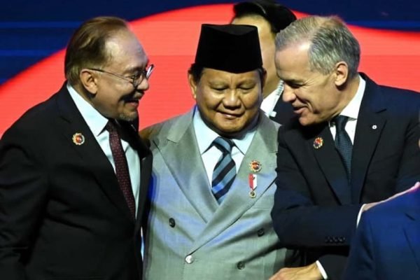 Presiden Prabowo Subianto bersama anggota ASEAN pada KTT ke-47 ASEAN di Malaysia, Minggu (26/10)/Foto Instagram Kemensetneg