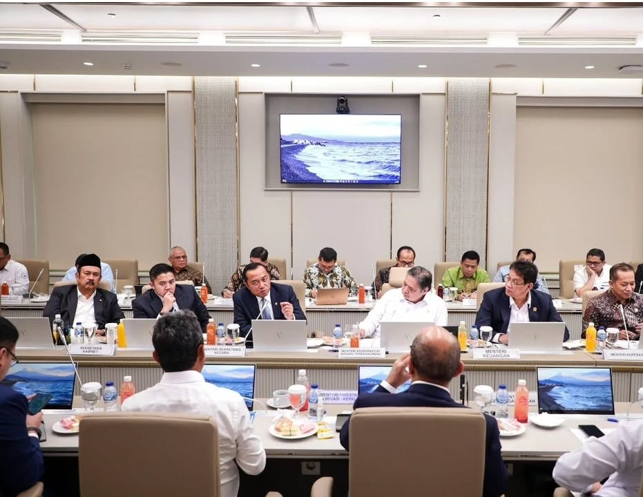 Rapat terbatas Seskab Teddy Indra Wijaya bersama Mensesneg Prasetyo Hadi, Menko Perekonomian Airlangga Hartarto dan Menkeu Purbaya Yudhi Sadewa/Foto Instagram @sekretariat.kabinet