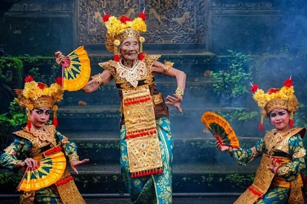 Penari Legong, Gusti Ayu Soli berusia 106 tahun asal Bali. Foto: Instagram/taniachatterjee.official