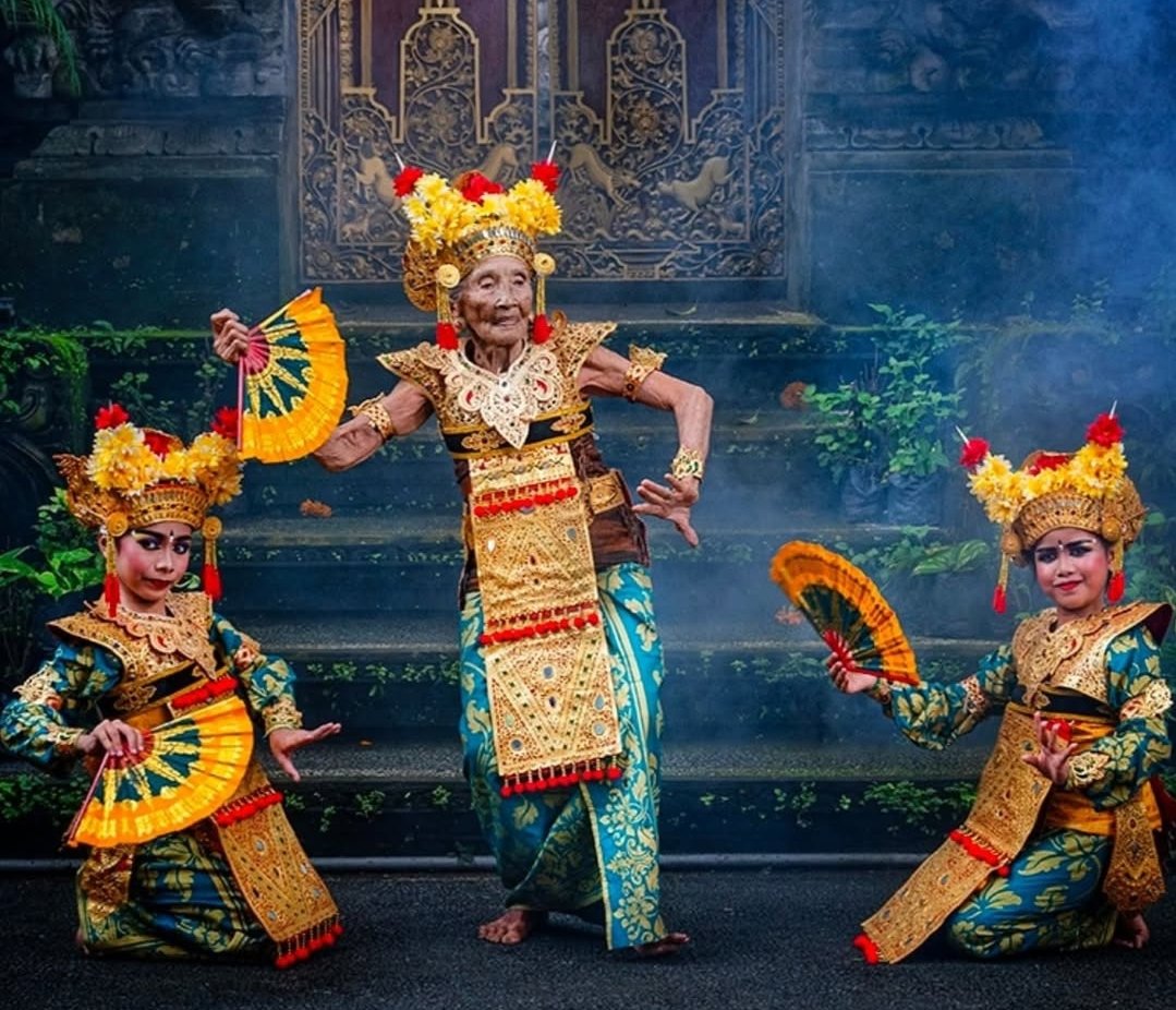 Penari Legong, Gusti Ayu Soli berusia 106 tahun asal Bali. Foto: Instagram/taniachatterjee.official