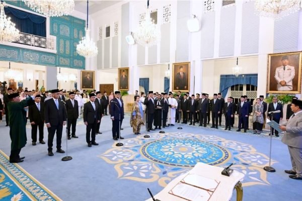 Presiden, Prabowo Subianto, secara resmi melantik sepuluh Duta Besar Luar Biasa dan Berkuasa Penuh (LBBP) dan satu Wakil Duta Besar Republik Indonesia untuk negara sahabat di Istana Negara, Jakarta, pada Rabu (8/10). Foto: BPMI Setpres/Muchlis Jr
