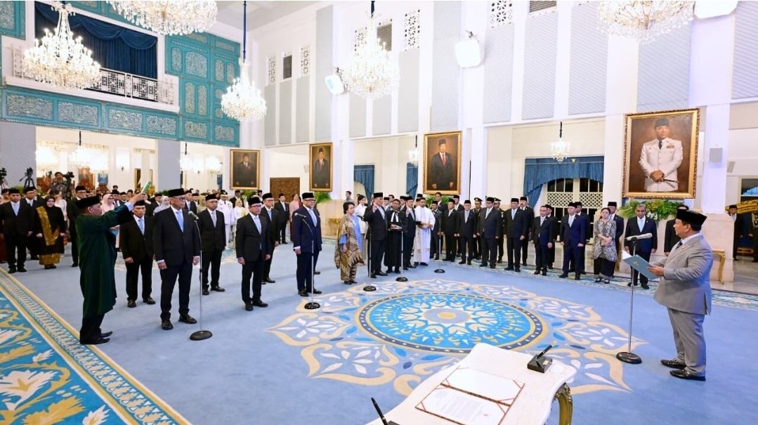 Presiden, Prabowo Subianto, secara resmi melantik sepuluh Duta Besar Luar Biasa dan Berkuasa Penuh (LBBP) dan satu Wakil Duta Besar Republik Indonesia untuk negara sahabat di Istana Negara, Jakarta, pada Rabu (8/10). Foto: BPMI Setpres/Muchlis Jr