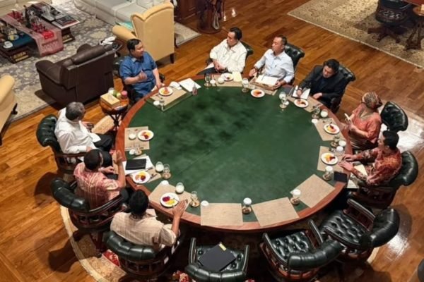 Presiden Prabowo Subianto bertemu Ketua MPR RI Ahmad Muzani beserta jajaran menteri Kabinet Merah Putih di Hambalang, Bogor, Sabtu malam, (11/10)/Foto BPMI Setpres