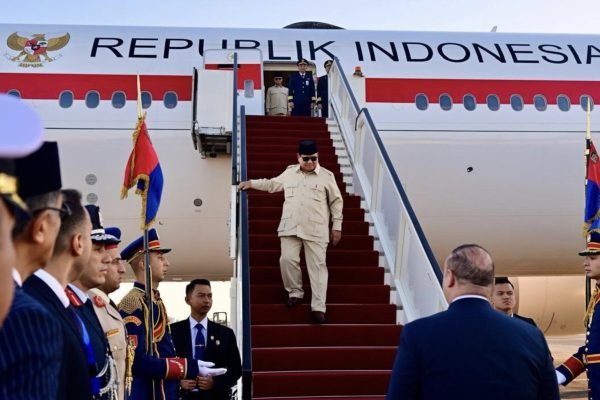 Presiden Prabowo Subianto tiba di Bandar Udara Internasional Sharm El-Sheikh, Republik Arab Mesir, Senin (13/10). Foto: BPMI Setpres/Rusman