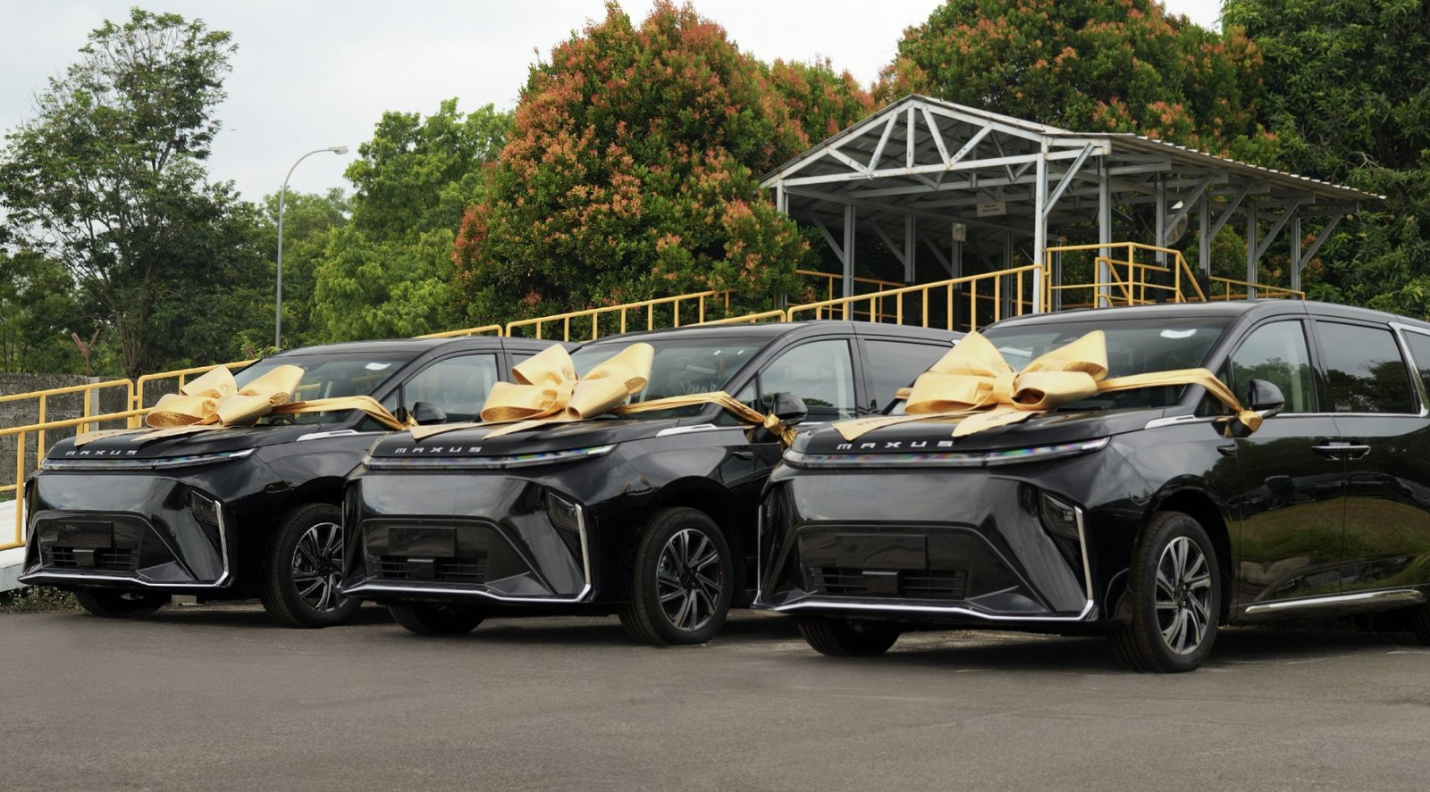 PT Indomobil Energi Baru bersama SAIC Motor resmi menyerahkan batch pertama unit MAXUS MIFA 7 dan MIFA 9 produksi lokal kepada pelanggan di Indonesia, Rabu (16/10). Foto: dok.MAXUS