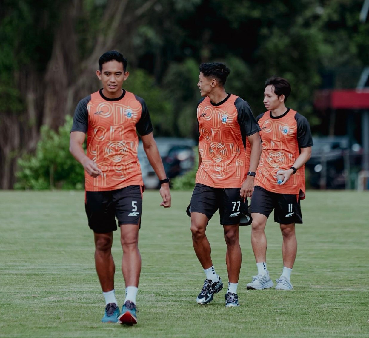 Pemain Persija Jakarta, Rizky Ridho (kiri), Dony Tri Pamungkas (tengah), Arlyansyah Abdulmanan (kanan) dalam sesi latihan. Foto: Instagram/persija