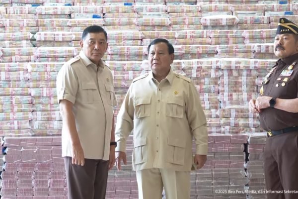 Presiden Prabowo Subianto saksikan penyerahan uang pengganti kerugian negara dalam perkara tindak pidana korupsi pemberian fasilitas ekspor CPO dan turunannya/Foto Tangkapan Layar YouTube Sekretariat Presiden.