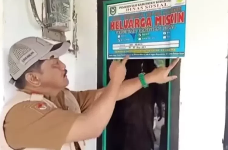 Helmi Johan, Kepala Dinas Sosial Kabupaten Kepahiang, Provinsi Bengkulu, sedang memasan stiker 'Keluarga Miskin' di rumah penerima bansos/Foto : Dok. Tangkapan Layar Instagram @rumpi_gosip