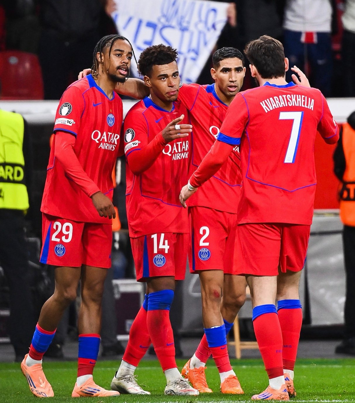 Pemain Paris Saint-Germain (PSG) selebrasi usai mencetak gol ke gawang Leverkusen dalam laga fase grup Liga Champions di Stadion BayArena, Rabu (22/10) dini hari WIB. Foto: Instagram/PSG