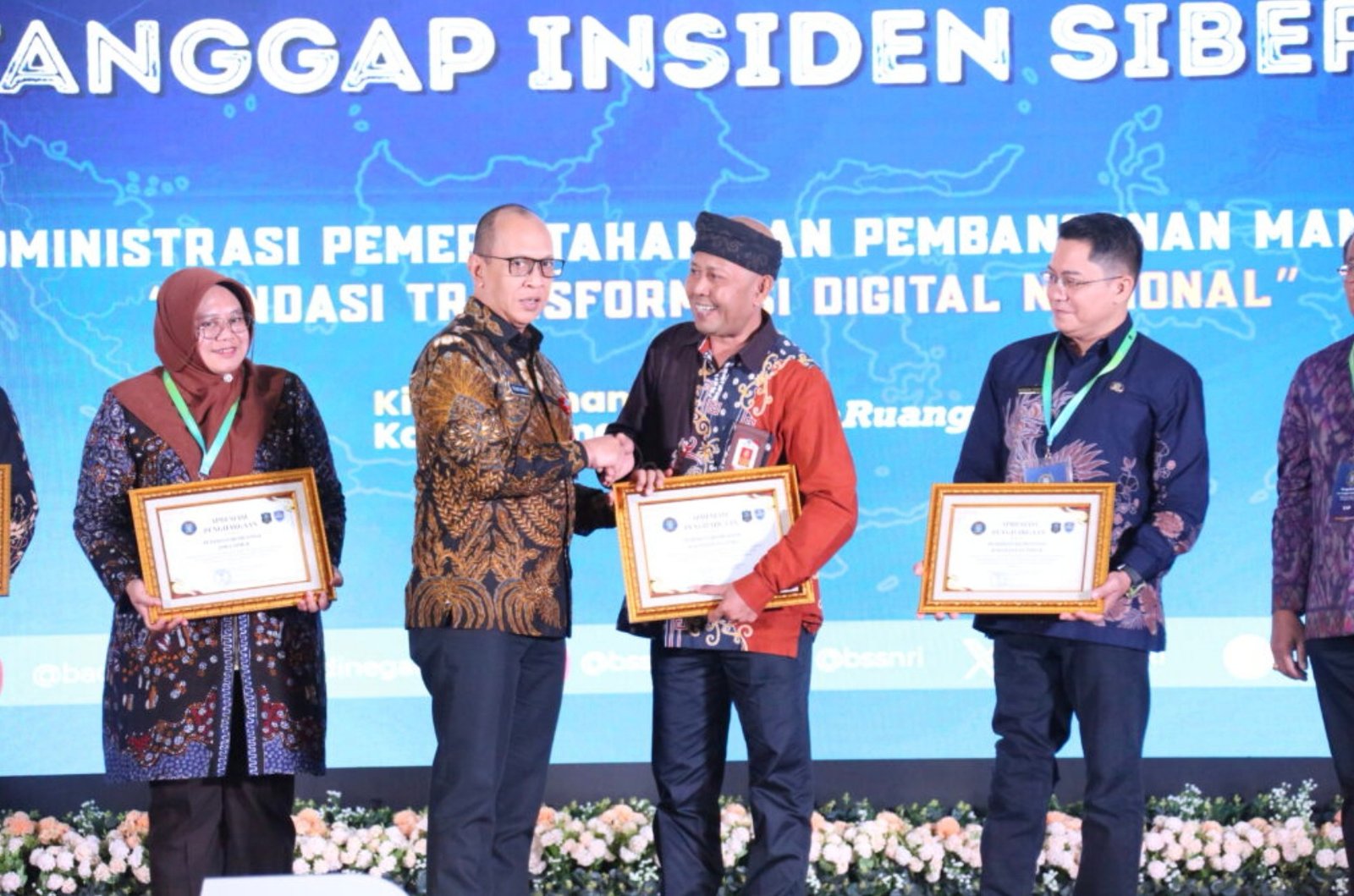 Penghargaan diserahkan oleh Wakil Kepala BSSN RI, Komjen Pol. A. Rachmad Wibowo, S.I.K., kepada Gubernur Kaltara, Dr. H. Zainal A. Paliwang, S.H., M.Hum., yang diwakili oleh Kepala Dinas Komunikasi, Informatika, Statistik, dan Persandian (KISP) Provinsi Kaltara, Dr. H. Iskandar, S.IP., M.Si., di Auditorium dr. Roebiono Kertopati, Kantor BSSN, Depok, Jawa Barat, Senin (27/10). Foto: Pemprov Kaltara