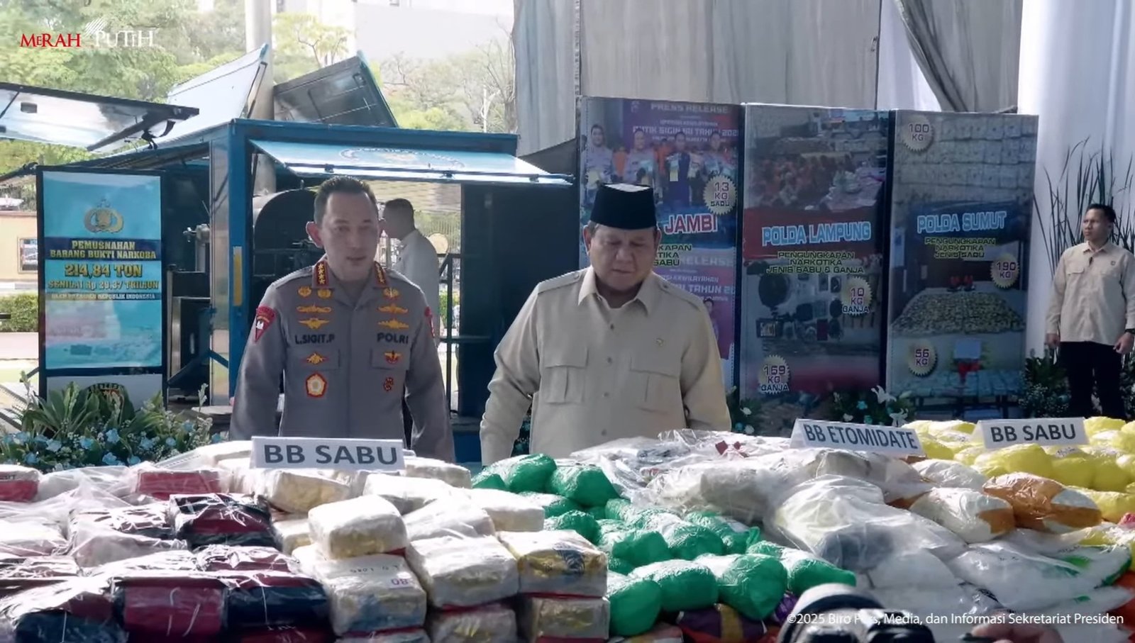 Presiden Prabowo Subianto, didampingi Kapolri Jenderal Listyo Sigit Prabowo, melakukan pemusnahan barang bukti narkoba seberat 214,84/Foto Tangkapan Layar YouTube Sekretariat Presiden