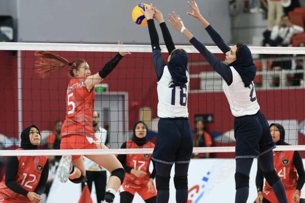Pemain Timnas Bola Voli Putri Indonesia (jersi merah) melawan Timnas Iran (jersi putih) dalam partai final ajang Asian Youth Games Bahrain 2025, Kamis (30/10). Foto: NOC Indonesia