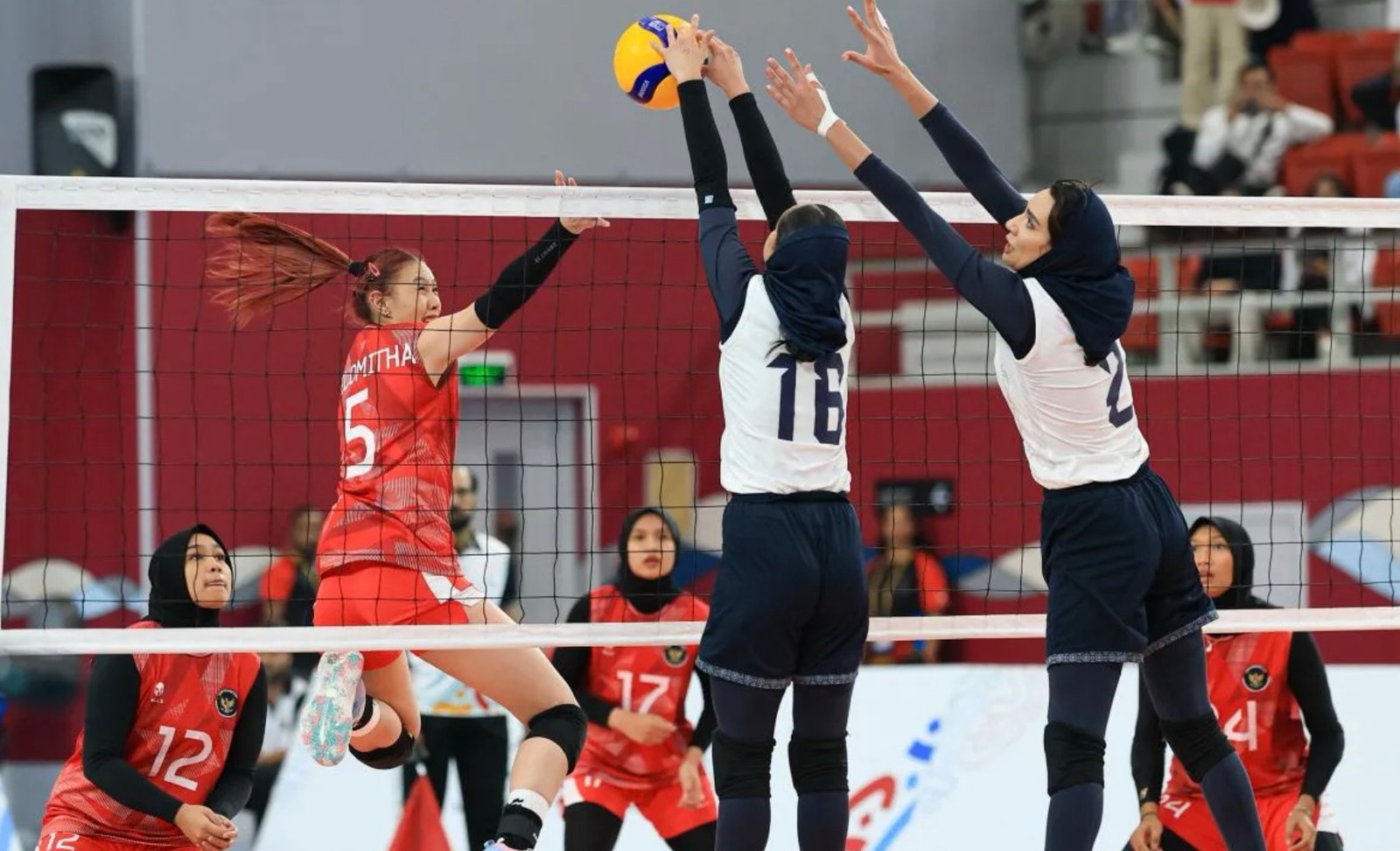 Pemain Timnas Bola Voli Putri Indonesia (jersi merah) melawan Timnas Iran (jersi putih) dalam partai final ajang Asian Youth Games Bahrain 2025, Kamis (30/10). Foto: NOC Indonesia