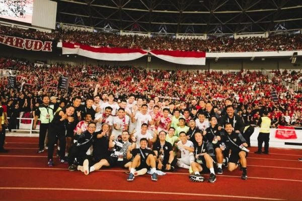 Timnas Indonesia dan Supporter. Foto: Dok/Pinterest