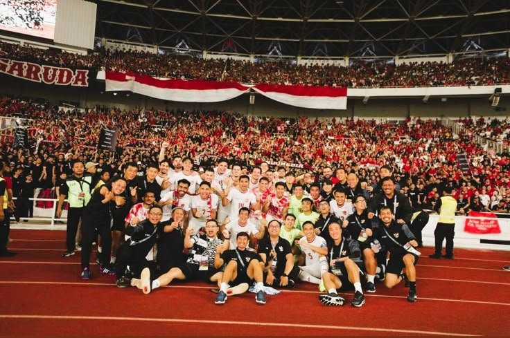 Timnas Indonesia dan Supporter. Foto: Dok/Pinterest